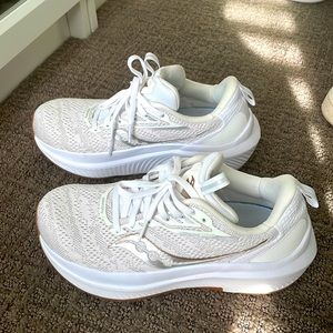 BRAND NEW *** Saucony Echelon women’s size 6